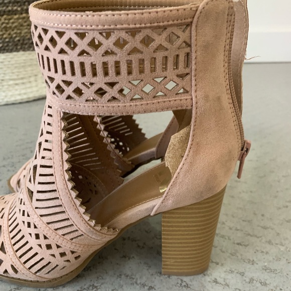 Angle strap heels - Picture 6 of 7